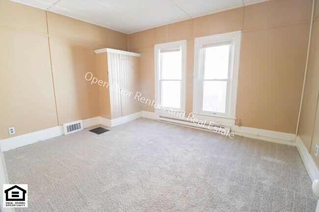 Building Photo - 304/306 S Guilford St