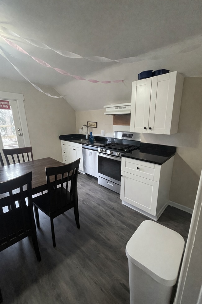 Building Photo - 1803 Hill St