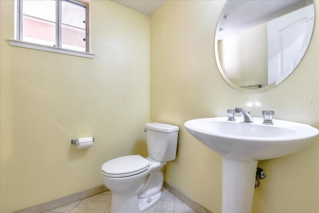 Building Photo - 990 Alpine Terrace