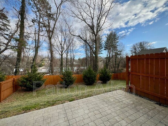 Building Photo - 125 Burton St