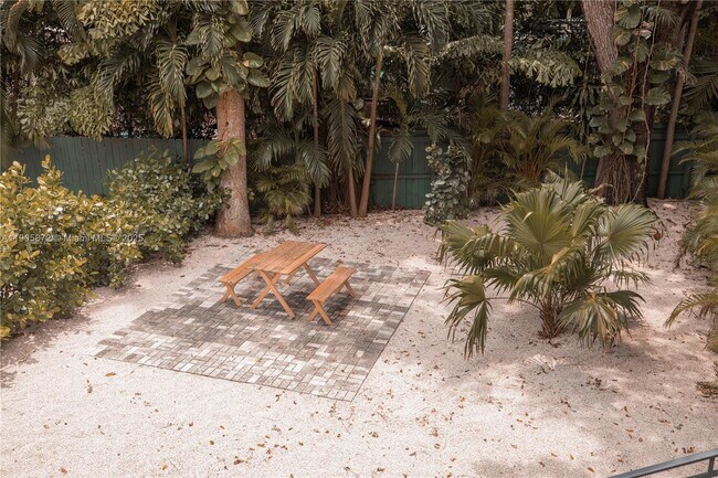 Building Photo - 2742 Coacoochee St