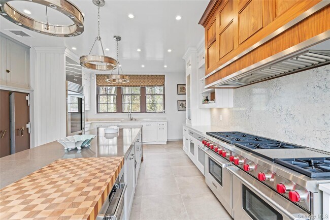 Building Photo - 393 Oyster Bay Road