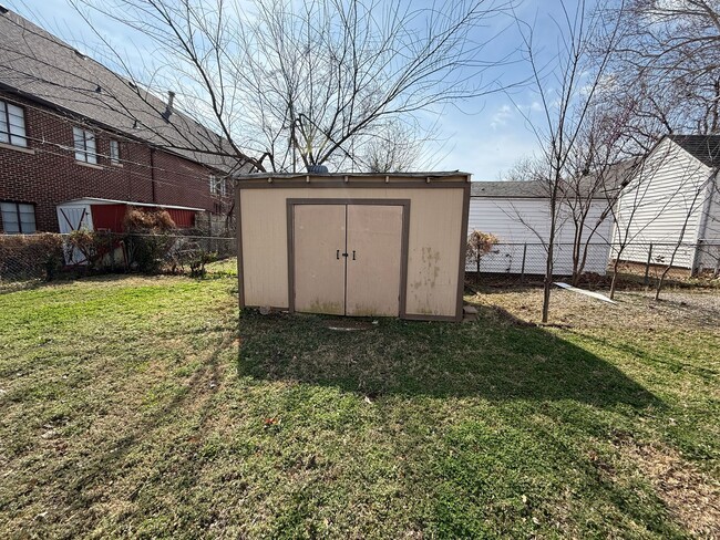 Building Photo - 2 Bedroom fenced yard with BONUS Room
