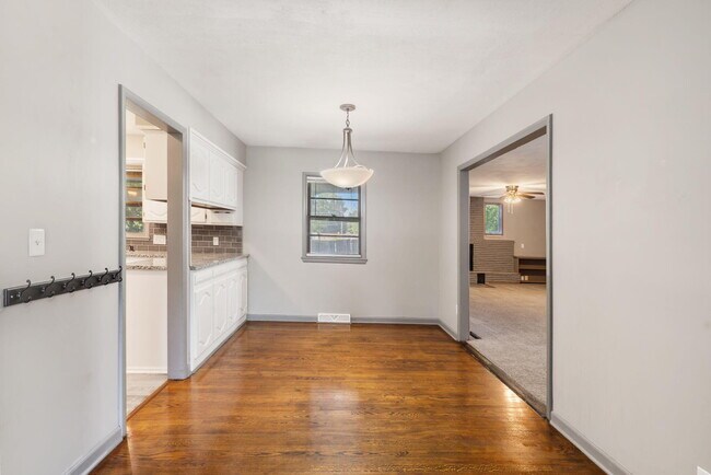 Building Photo - 938 E Lindberg St