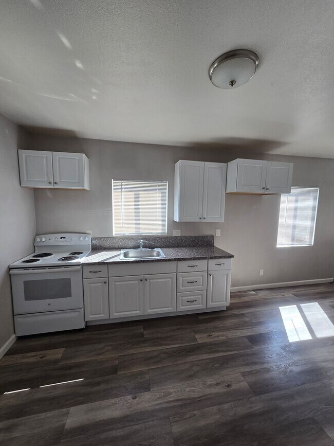 Building Photo - Studio Apartment Located in the Heart of D...