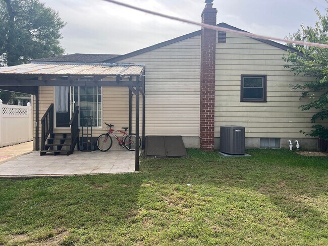 Building Photo - Updated Single Family Ranch Home with Fenc...