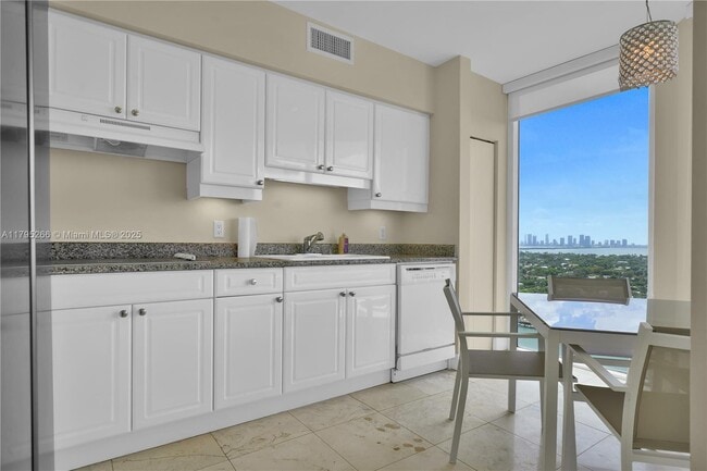 Building Photo - 4775 Collins Ave