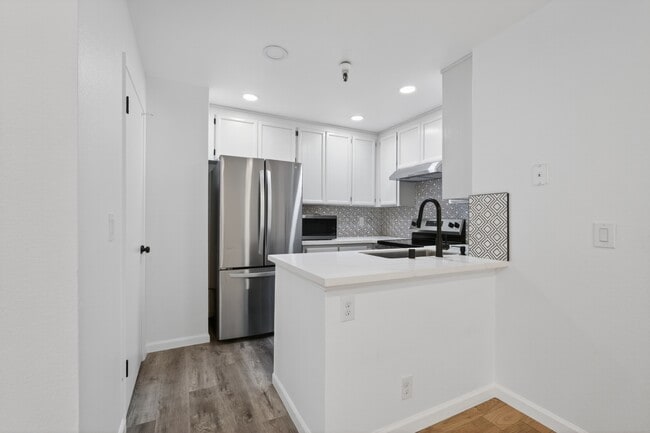 Building Photo - 935 La Mesa Terrace
