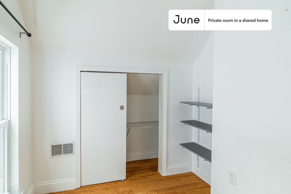 Building Photo - Room in Shared 6 bed/2 bath home