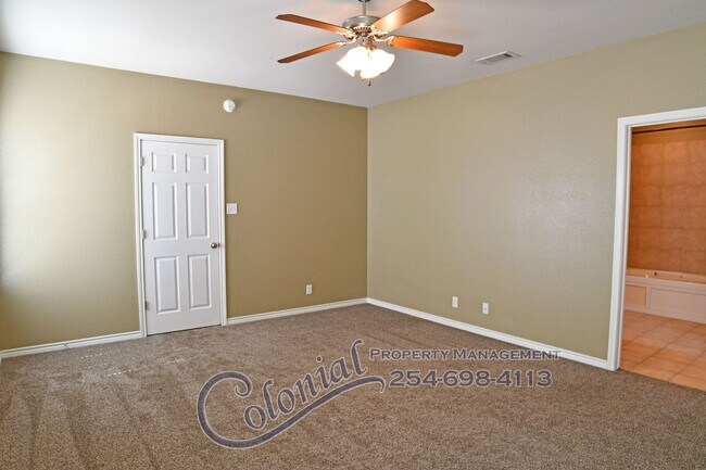 Building Photo - AVAILABLE NOW!!!!!