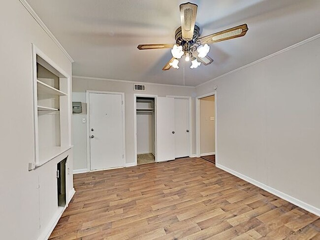 Building Photo - No Application Fees* $500 off 1st Month Rent*