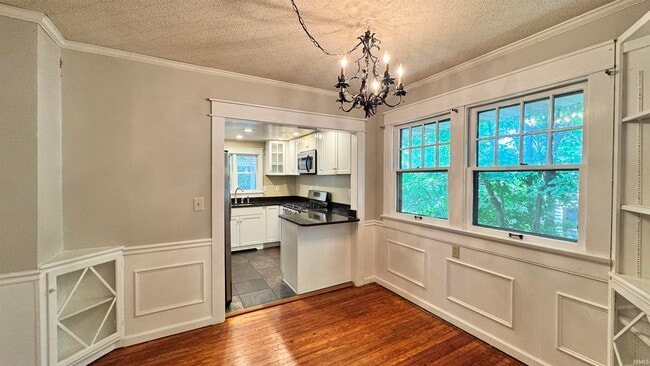 Building Photo - 518 S Swain Ave