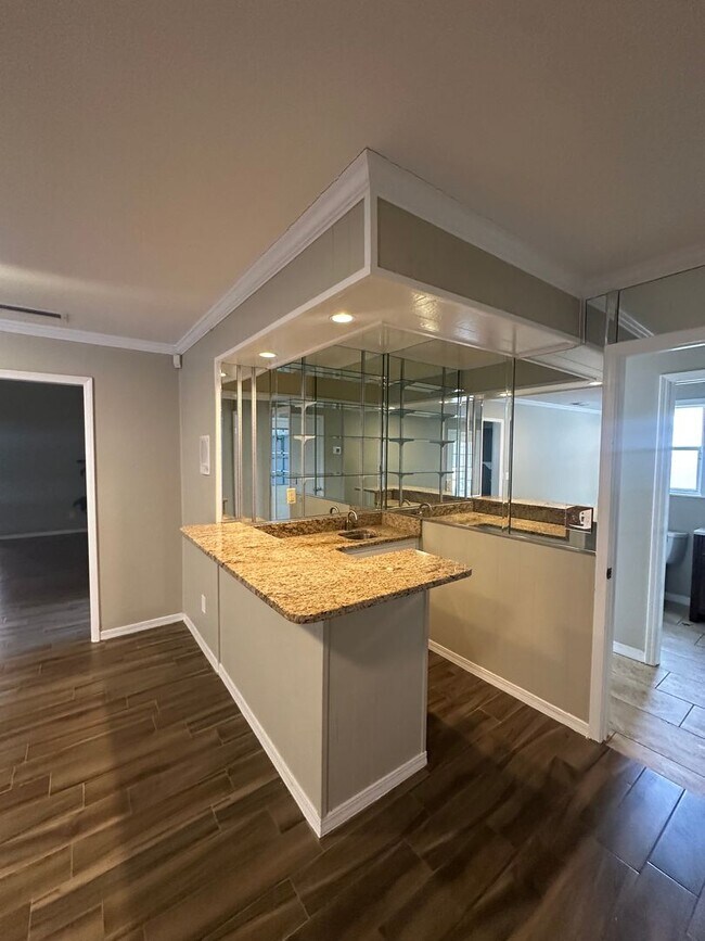 Building Photo - Great Location, Near St. John's River, Bea...