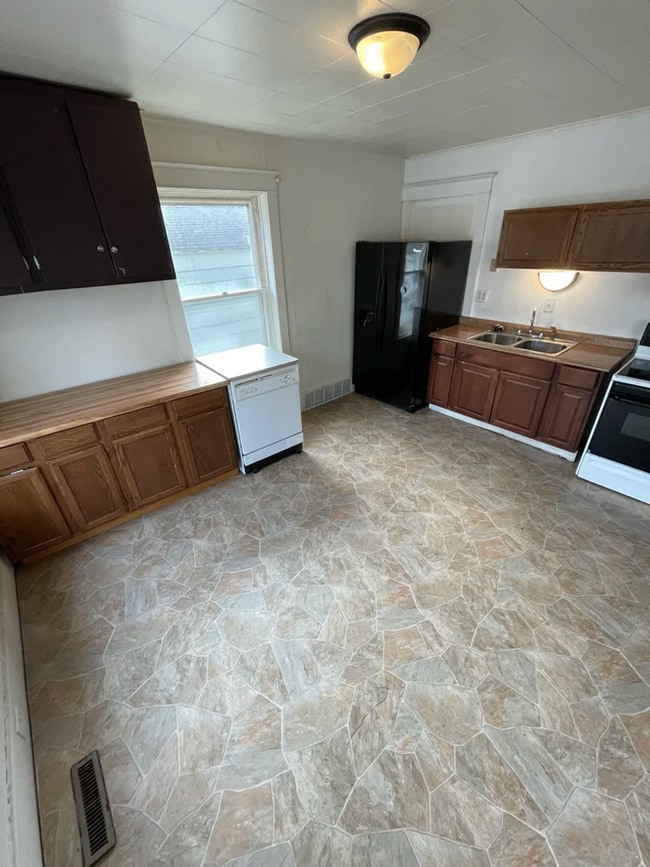 Building Photo - Click the “Apply Now” button or email wapmrentals@gmail.com for a prompt response.