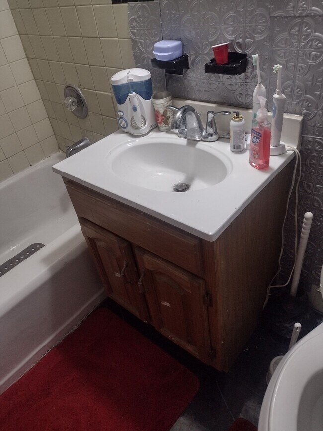 Building Photo - Spacious 2 bedroom -don't wait this will not last