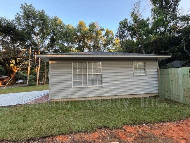 Building Photo - 4520 Limit St