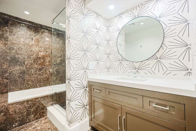 Building Photo - Rare Duplex with Tasteful Finishes, Privat...