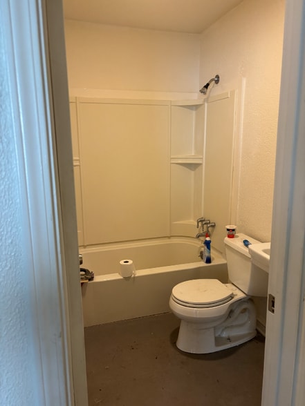 Building Photo - 633 Cameron Ct