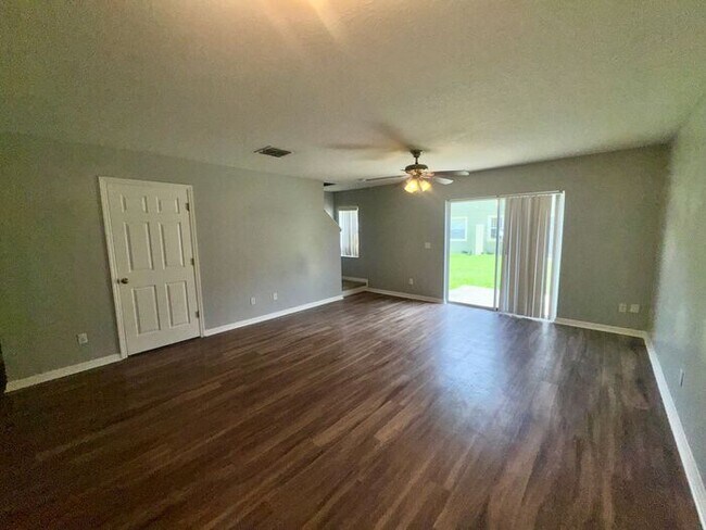 Building Photo - 3 bedroom 2.5 bath Oakcrest Townhome with Laminate and Tile flooring Throughout, and a 1 Car Garage!