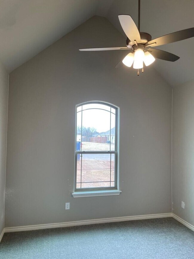 Building Photo - Newer Home in Grand Places