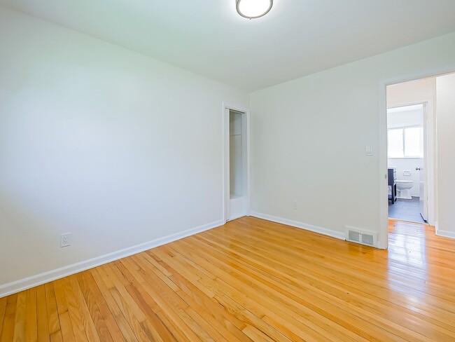 Building Photo - Spacious 3BR Home with Expansive 1-Acre Lot!