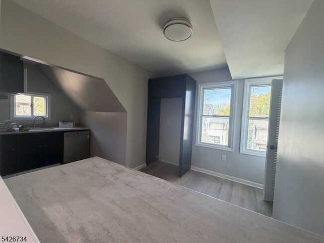 Building Photo - 37 Mapes Ave