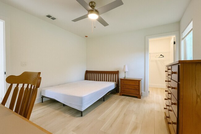 Building Photo - 716 Cathedral Pl