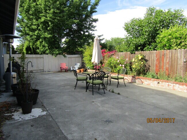 Building Photo - 2354 Pinercrest Dr