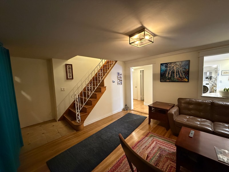 Building Photo - 688 Montrose Ave