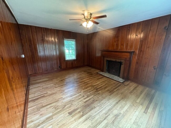 Building Photo - 102 W Meadow Way Dr