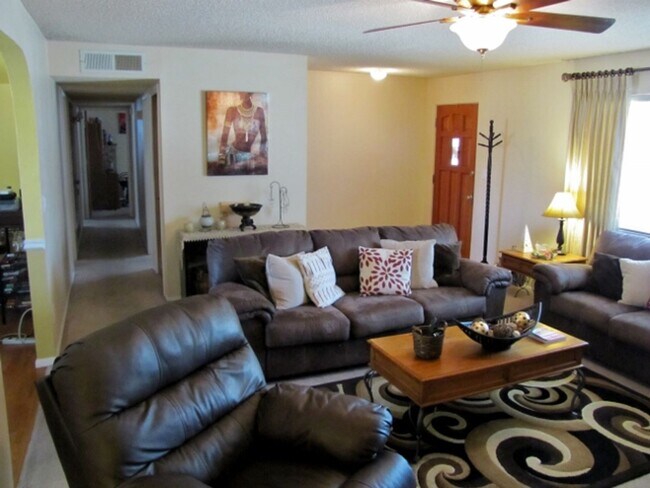 Building Photo - 3BR/2BA w/ central A/C in Sierra Vista, AZ