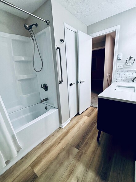 Building Photo - 981 Yale Ave