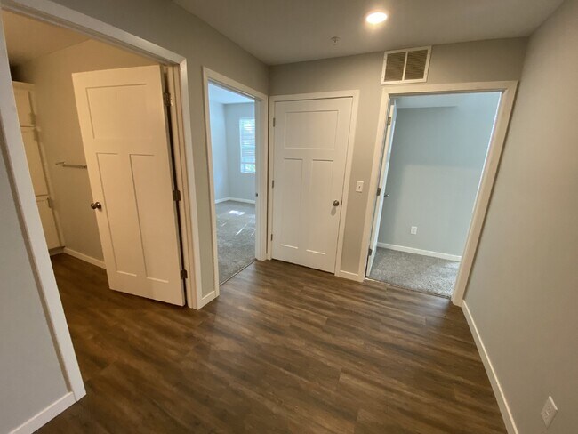 Building Photo - Modern Comfort Meets Urban Convenience in ...
