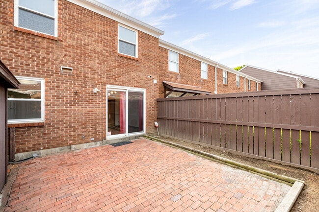 Building Photo - 2215 Barclay Ct