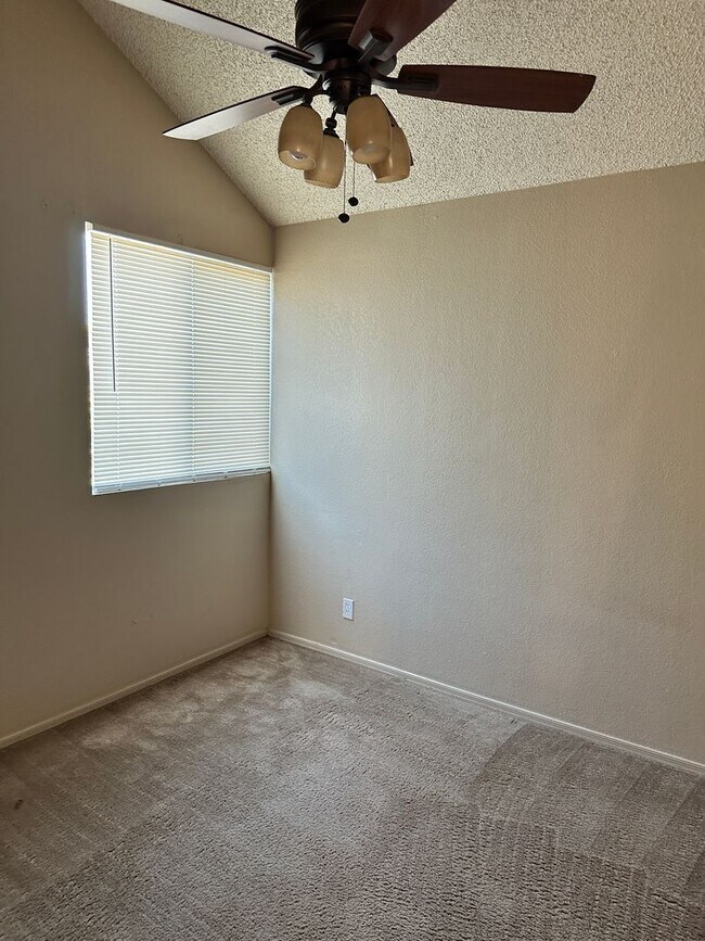 Building Photo - Windsor Shadows patio home 3 bed / 2 bath