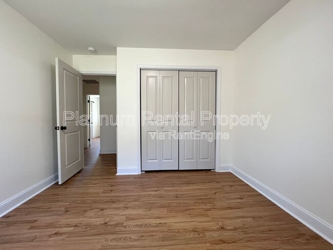 Building Photo - 212 Fernbank St