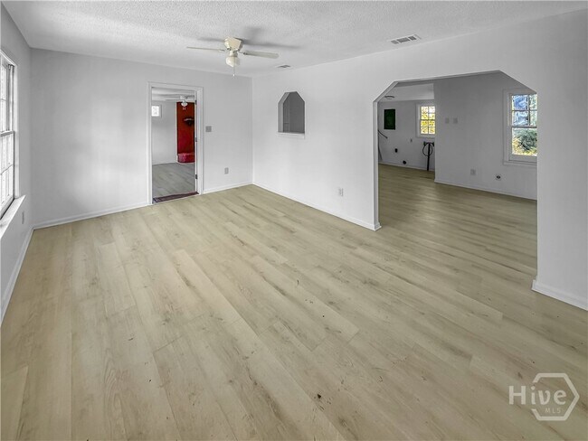 Primary Photo - 1518 Heron St