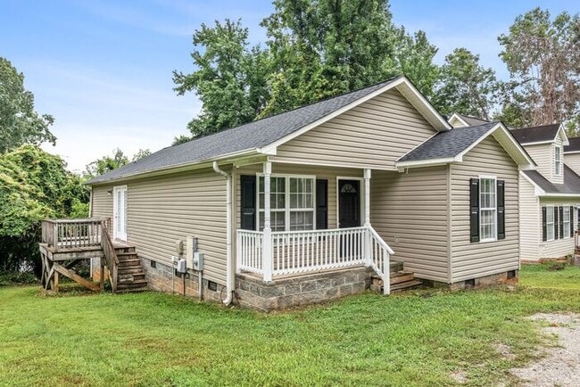 Building Photo - Welcome to this charming 4 bedroom, 2 bathroom home located in Greensboro, NC.