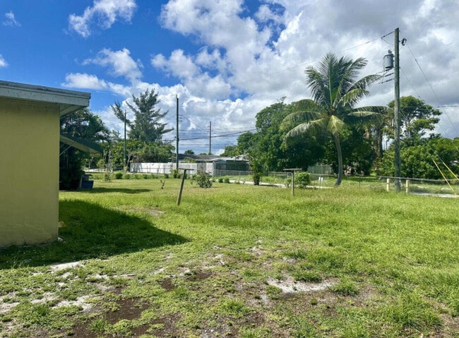 Building Photo - 24 SW 10th Ave