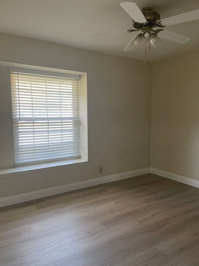 Building Photo - Gorgeous 4 Bedroom 2 Bathroom Home with Lo...