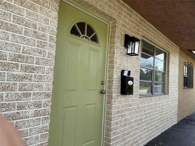 Building Photo - 602 NE 38th St