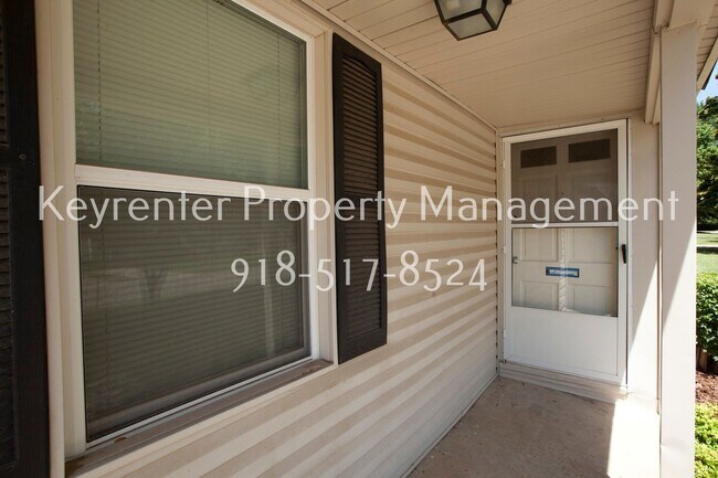 Building Photo - Stunning 2 Bed 1 Bath Home on Quiet Street: NO PETS!