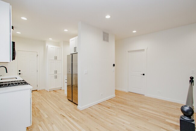 Building Photo - 6677 N Oliphant Ave