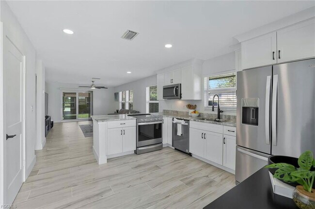 Building Photo - 2710 Arbutus St
