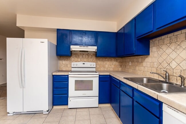 Building Photo - Stunning Ranch Style Home in East Colorado Springs!