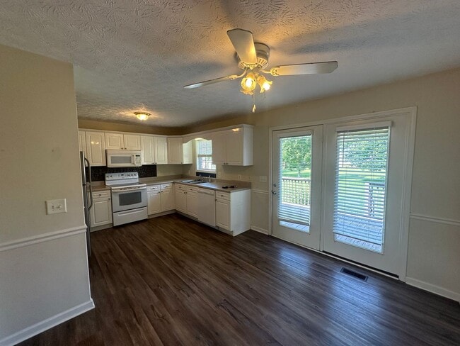 Building Photo - For Lease - 3 Bed, 2 Bath, 1850 Sqft, 0.33 acre lot