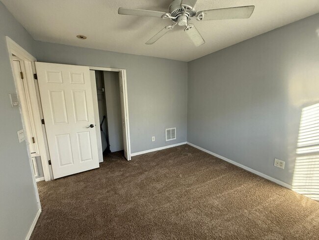 Building Photo - 5 BEDROOM HOUSE WITH PRIVATE POOL AND LAKE...