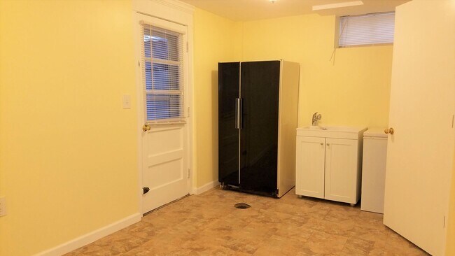 Building Photo - Split foyer SFH in established neighborhoo...