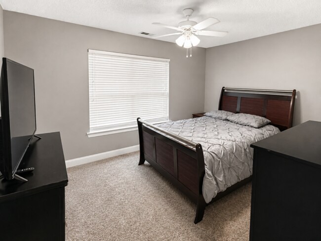 Building Photo - 901 Laurel Hill Cir