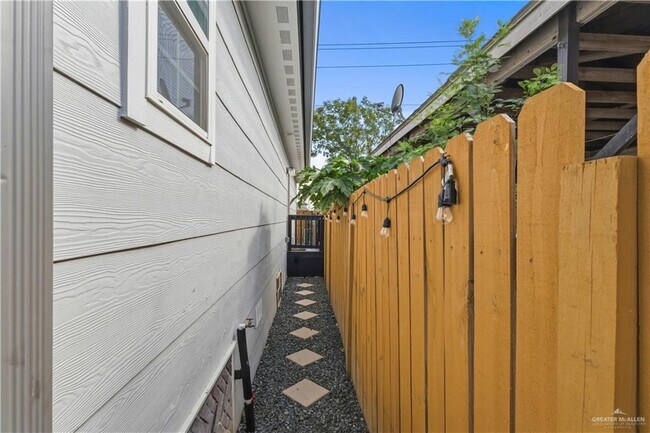 Building Photo - 17 Melanie Dr